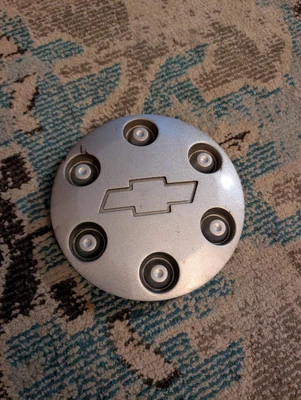 Оригинальный серебристый центральный колпак для Chevrolet Colorado 2004–2009 годов выпуска 9593979. - Изображение 1 из 4