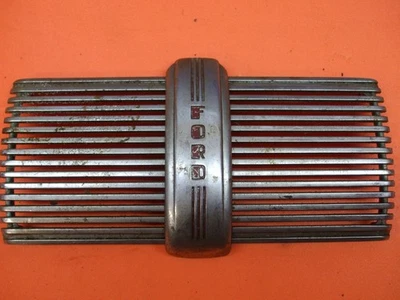 Ford DeLuxe 1941 altavoz parrilla e insignia de tablero Foto 1 de 4