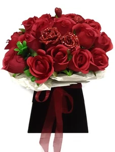 Ramo de flores de rosa roja artificial de San Valentín en caja de regalo negra. - Imagen 1 de 9
