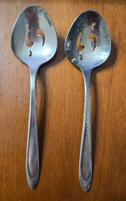 Par de cucharas de bayas ranuradas vintage Meriden Silverplate Company "Primera dama" 5" Foto 1 de 4