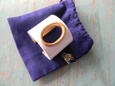 TORY BURCH BLANCO PUÑO GRANDE DORADO RECORTE DETALLE LOGOTIPO Y BOLSA PARA EL POLVO Foto 1 de 4