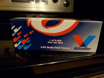 Ford Taurus Mark Martin Eagle One 1998 Racing Champions 1:24. Foto 1 de 4