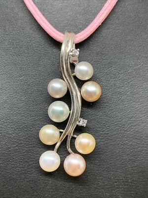 ELEGANTE PENDENTE ARGENTO 925 CON 8 PERLE DI FIUME VARIE TONALITA' E 2 ZIRCONI - Immagine 1 di 4