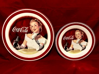 Gibson Coca Cola Mujer Juego de 2 Piezas de 1 Plato de Cena y Ensalada Borde Rojo Foto 1 de 2