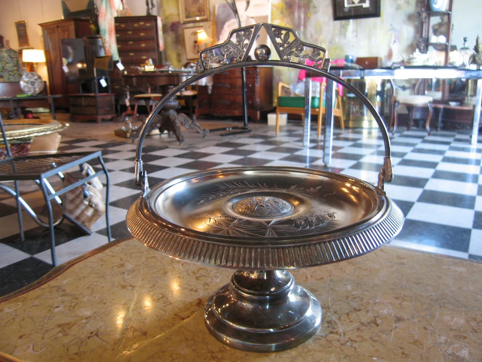 Antigua canasta de novias enchapada en plata Pairpoint Mfg Co con decoración floral Foto 1 de 4