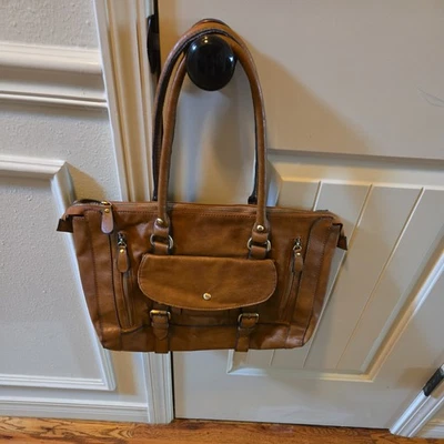 Cartera de cuero marrón sintético Christopher And Banks 15x12" algo de desgaste Foto 1 de 4