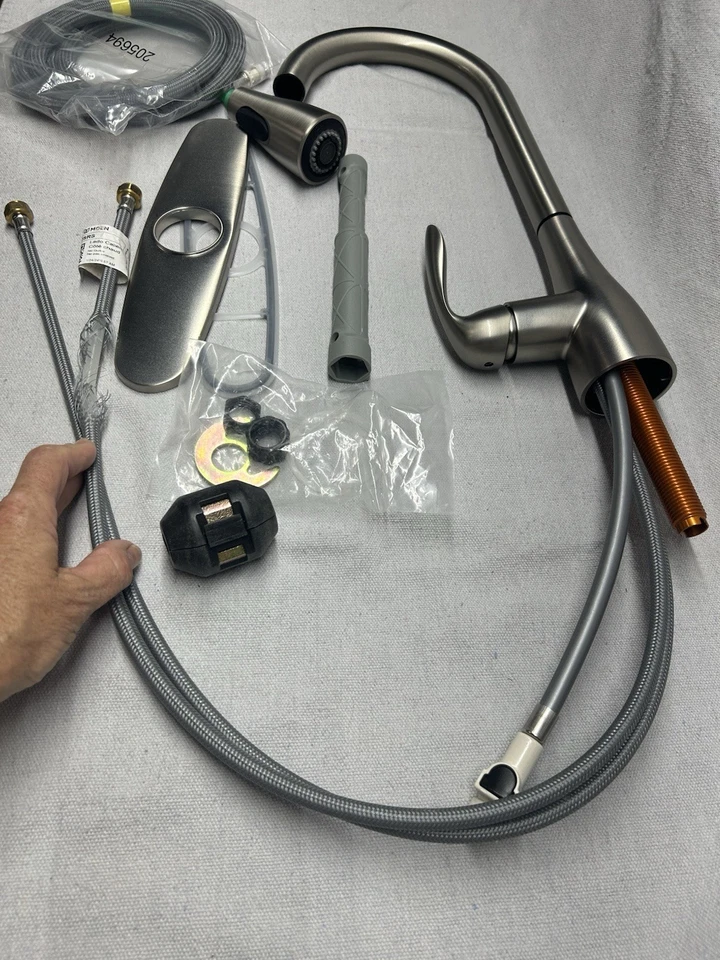 NUEVO Grifo de cocina Moen elegante de níquel con una manija dañado Foto 1 de 4