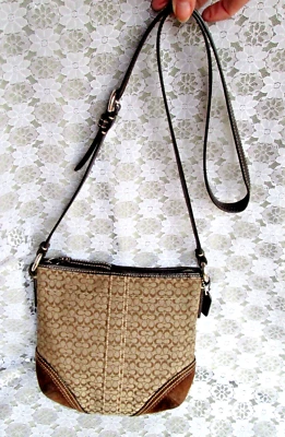 复古 COACH CROSSBODY,卡其色提花棕色 Sig C 和皮革装饰,麂皮绒角 — 第 1/4 张图片