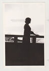 Hübsche gesichtslose junge Frau Strandterrasse Silhouette Dame ungewöhnlich abstraktes Foto