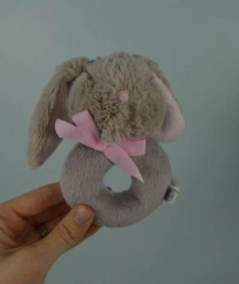 Плюшевая мягкая игрушка-животное кролик Pottery Barn Kids кольцо погремушка розовый бант желтовато-коричневый - Изображение 1 из 4