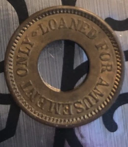 Vintage 21 mm Messing "nur zur Unterhaltung geliehen" - Donut Medaille - Bild 1 von 2