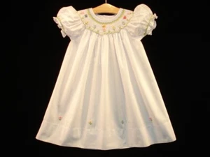 Ciao Bebe NEU handbesticktes Bischof gesmoktes Kleid Baby Mädchen WEISS Größe 9M - Bild 1 von 4