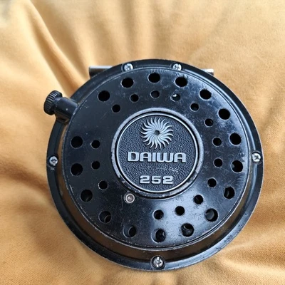 Carrete de pesca con mosca Daiwa 252 vintage de 4" hecho en Japón Foto 1 de 4