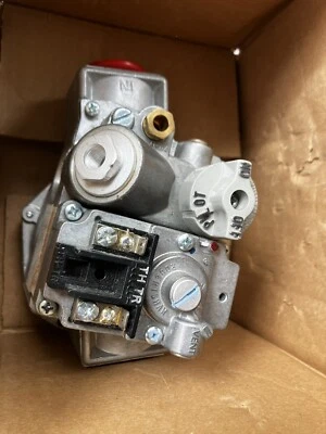 Válvula de gas Weil McLain 5A7-501-723 Robertshaw 7000ERHC-87C. 24v Nat. Nuevo en caja Foto 1 de 4