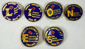Lotto 6 spille cappello gilet bavero lettera Lions Club District A-15 Lioness Canada anni 90 - Foto 1 di 14