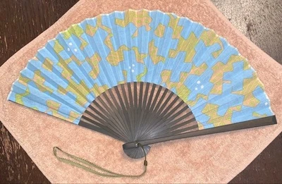 Ventilador plegable Sensu A con patrón verde sobre fondo azul Foto 1 de 4