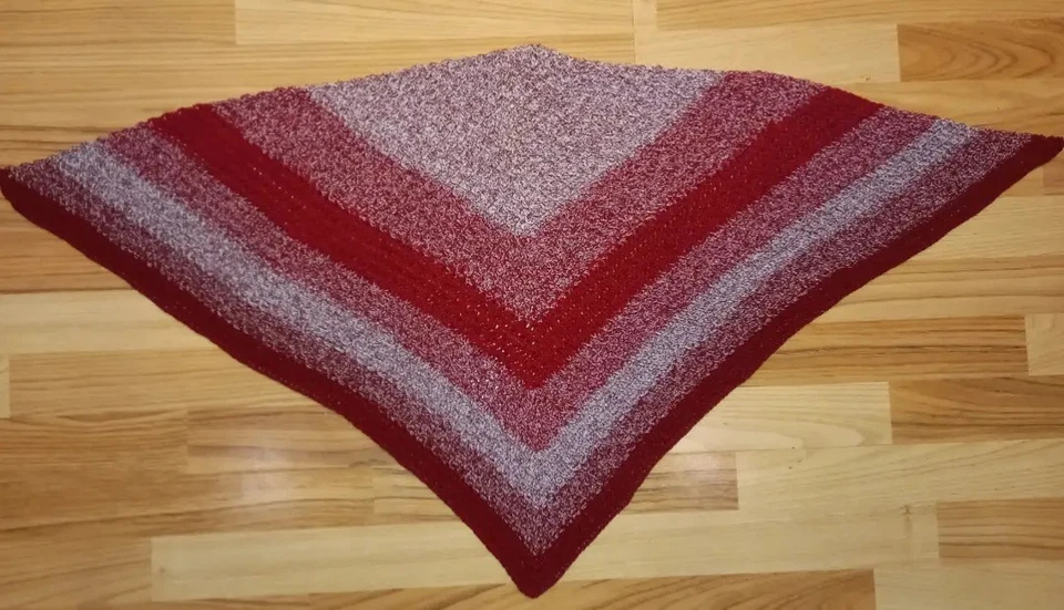 Tuch Herzmuster gehäkelt.  Spannweite 1,45 Meter - Bild 1 von 1