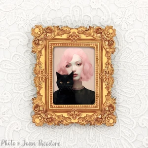 Mujer, Pelo Rosa, Gato Negro, Mini Impresión Artística en Dorado Estilo Vintage Marco Ornamentado - Imagen 1 de 2