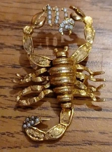Sternzeichen Skorpion Strass & Perle Anstecknadel goldfarben 2" Skorpion Brosche - Bild 1 von 6