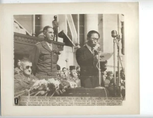1945 SEOUL KOREA VINTAGE PHOTO MAJ. GEN ARNOLD ALLIED TROOPS WELCOMING 8X10 - Picture 1 of 2