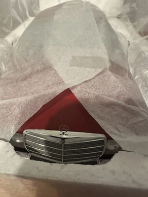 Mercedes-Benz C123 280 CE Otomobile Modelo 1:18 rojo/rojo - Imagen 1 de 4