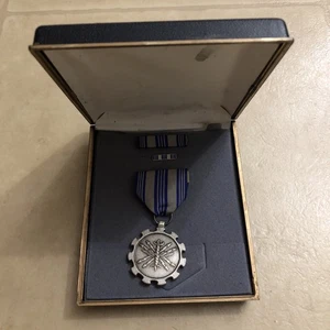 Premio al Logro Meritorio de la Fuerza Aérea de los Estados Unidos de colección en estuche original - Imagen 1 de 2