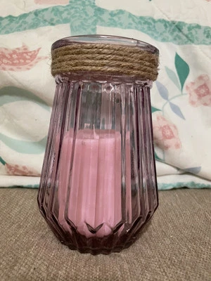 Vela pilar de cera de soja con guijarro afrutado perfumada en un tarro colgante púrpura Foto 1 de 3