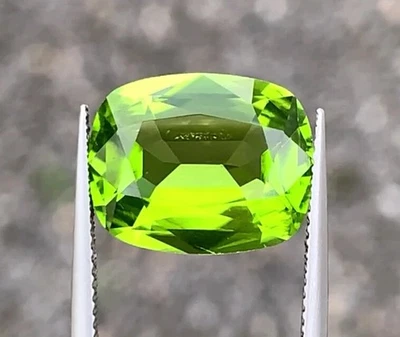 VVS 8,42 CT natürlicher grüner Peridot Edelstein Kissenschliff aus Pakistan - Bild 1 von 3