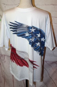 Weißes kurzärmliges Herren-T-Shirt mit Rundhalsausschnitt und roten & blauen Flügeln Größe Large - Bild 1 von 3
