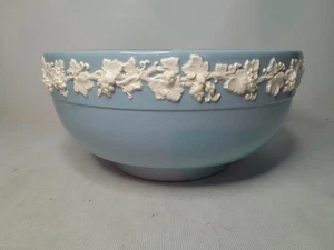 Cuenco redondo para servir Wedgwood Blue & White Vine 9" 8,5" Queen's Ware en relieve - Imagen 1 de 9