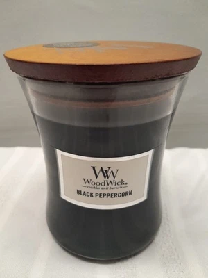 Vela perfumada Woodwick con cera de soja - mediana 275 g/9,7 oz - grano de pimienta negra Foto 1 de 4