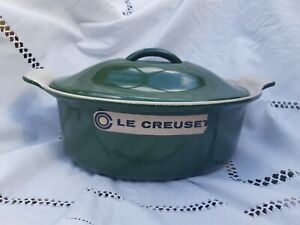Le creuset oval casserole dish / Dutch oven cast iron with lid green 22 cm