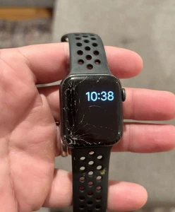 Apple Watch Series 5 40mm Cell, Wi-Fi, GPS Aluminum - CRACKED SCREEN - Photo 1 sur 4