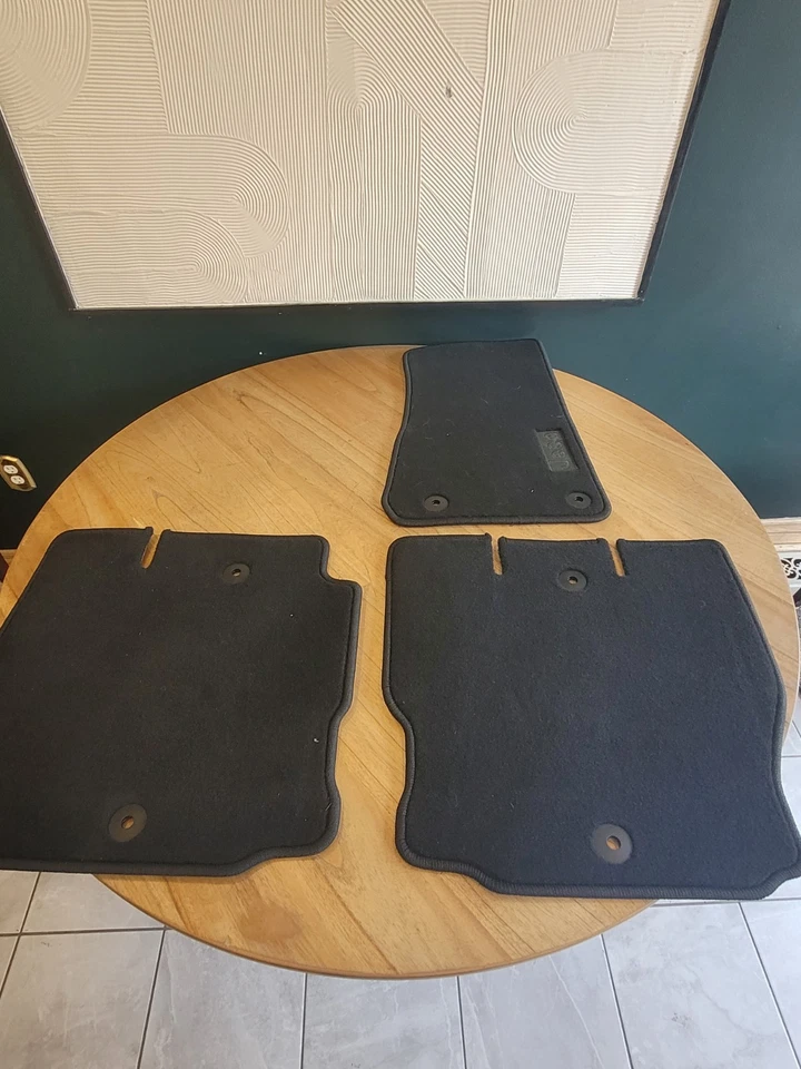 Alfombrillas traseras OEM 2018-2021 Jeep Wrangler JL + pasajero 6BR85TX7AB  Foto 1 de 4