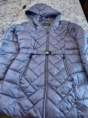 Chaqueta Larga Guess Gris Oscuro Plata Puffer Con Capucha Mujer Talla XXL Foto 1 de 4