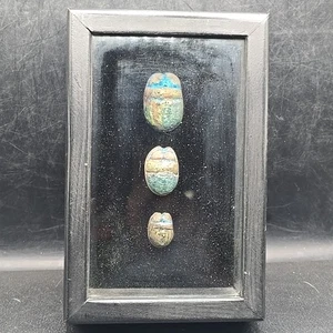 Arte de escarabajo de cerámica enmarcado firmado Hogan 79 6x4x1,5" azul verde gris escarabajo - Imagen 1 de 24