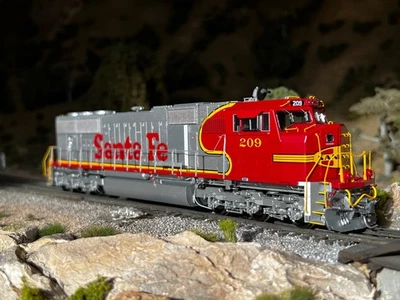 Escala HO Athearn Genesis Santa Fe SD75M Tsunami2 DCC y sonido Foto 1 de 4