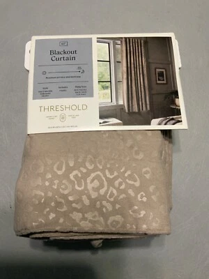 Panel de cortina marrón 50 x 63 Threshold Blackout Cheetah Velvet en relieve Foto 1 de 4