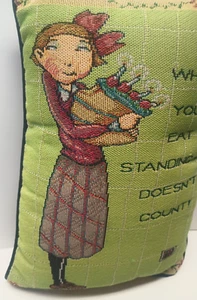 Raro Mary Engelbreit "¡Lo que comes de pie no cuenta!" Almohada de felpa 12x8 - Imagen 1 de 9
