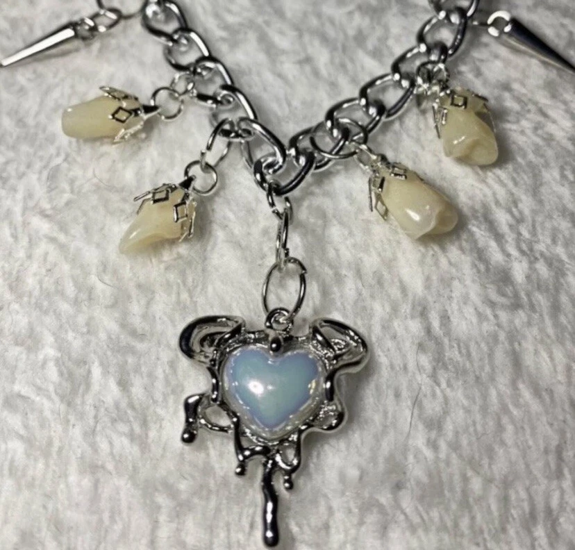 Collar de dientes de imitación de corazón con tachuelas. Joyería gótica. Estilo emo. Extravagante espeluznante. Foto 1 de 1