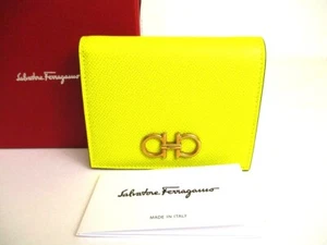 Auténtica Cartera Salvatore Ferragamo Gancini Cuero Amarillo Dorado H/W Doble Plegable #9407 - Imagen 1 de 12