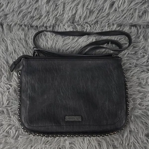 Cartera Bandolera Jessica Simpson Negra Texturizada Imitación Cuero Borde Tono Plateado - Imagen 1 de 12