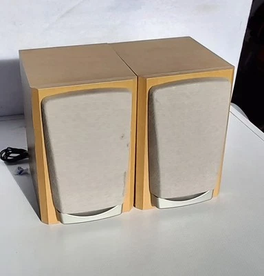 Altavoces pequeños de estantería de madera Sanyo. En excelente estado, sin probar. Foto 1 de 2