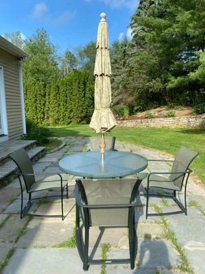 Juego de mesa de patio Jordan marrón vintage, 4 sillas y sombrilla Foto 1 de 4