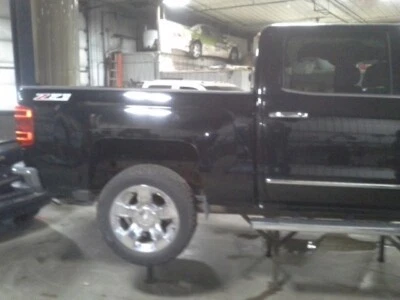 Used Front Center Interior Rear View Mirror fits: 2015 Chevrolet Silverado 1500 - Image 1 of 4