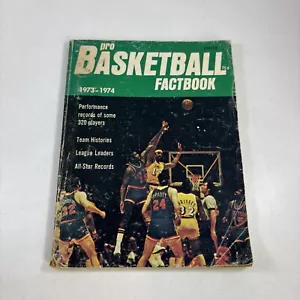 1973-74 Pro Basketball Fact Book Edited by Jack Orr (1973) - Paperback - Foto 1 di 3