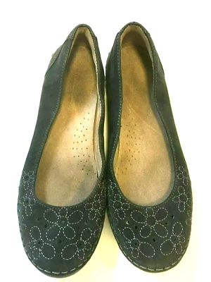 Bailarina plana sin cordones negra Naturalizer para mujer talla 8 M punta redonda patrón floral Foto 1 de 4