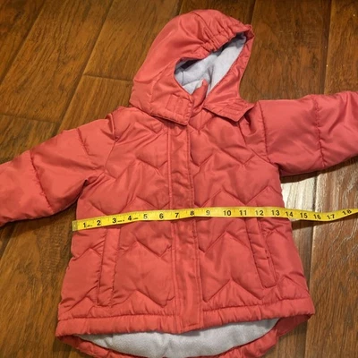 Chaqueta con Capucha Rosa para Niñas Okie Dokie Talla 3, Manchas Forradas de Vellón que se muestran en la manga Foto 1 de 4