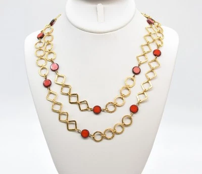 Collar de cadena de vidrio de disco geométrico y rojo de 40" con susurros de temporada envuelto Foto 1 de 4