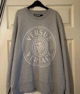 VERSACE VERSUS Sweatshirt Herren rund geprägtes Logo Baumwolle Rundhals grau Gr. L - Bild 1 von 7